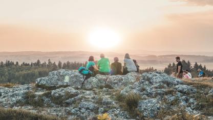 Wandergruppe auf Felsen