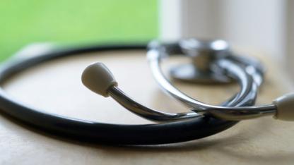 Ein Stethoskop liegt auf einem Arztkoffer