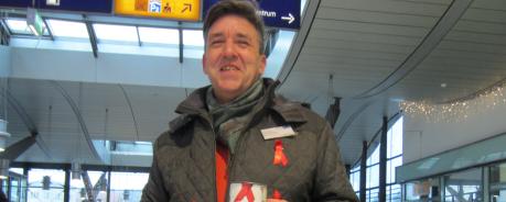 Stand am Welt-Aids-Tag in Bahnhofspassagen